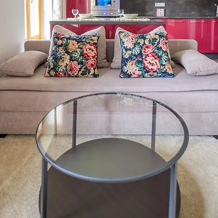 Luxury Flat In Purplered *