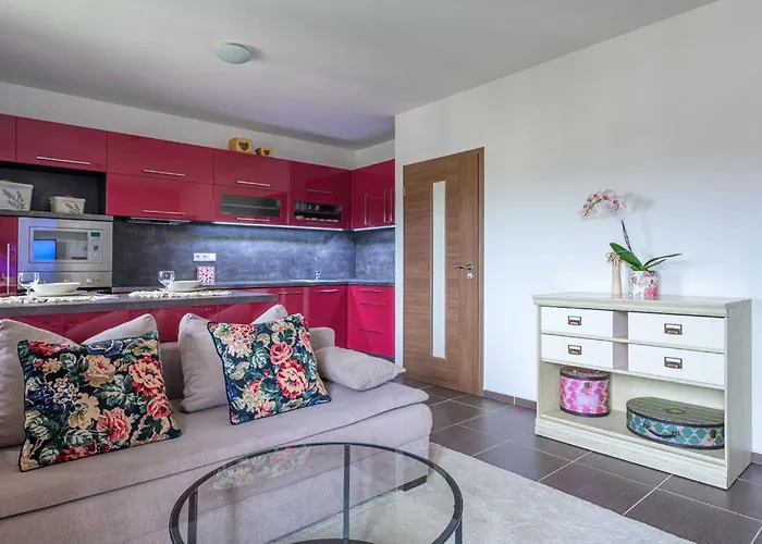 Luxury Flat In Purplered *