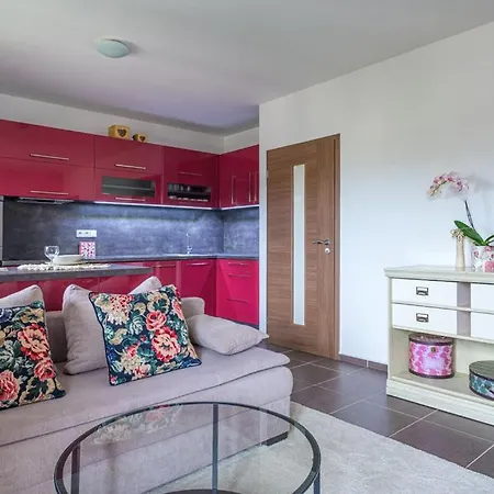 Luxury Flat In Purplered *